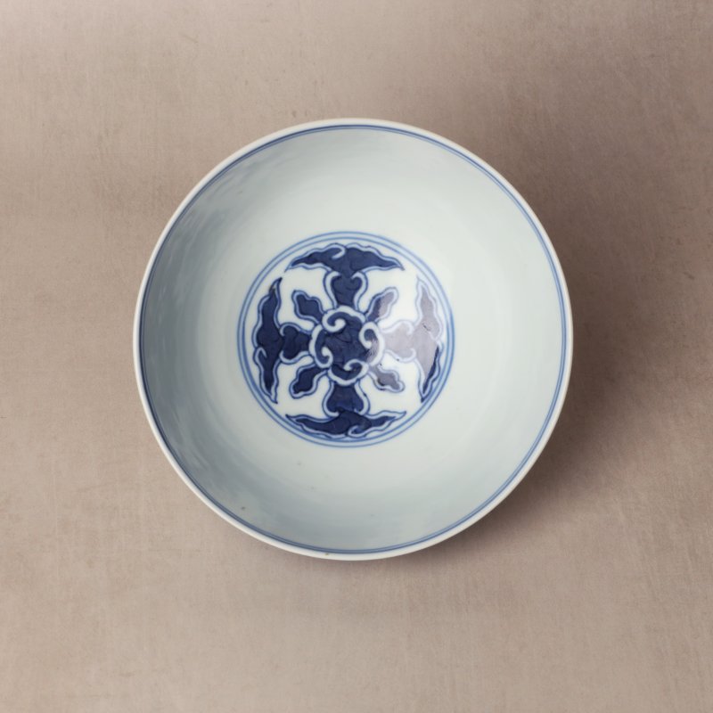 清光緒 青花歲寒三友圖盌 《大清光緒年製》款 | Santos Collection | A Chinese blue and white 'Three Friends of Winter' bowl, Qing dynasty, Guangxu mark and period - 图9