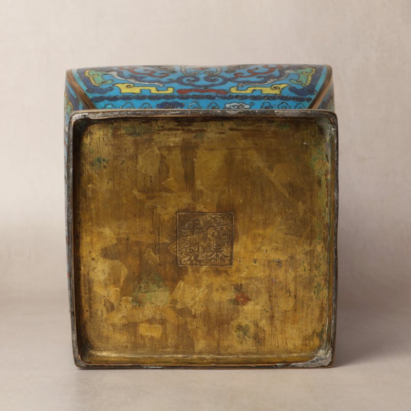 十七世紀 掐絲琺瑯掐絲掐絲銅鍍金饕餮紋方壺 | A fine Chinese cloisonné enamel and gilt-bronze 'taotie' vase, fanghu, Ming dynasty, 17th century - 图45
