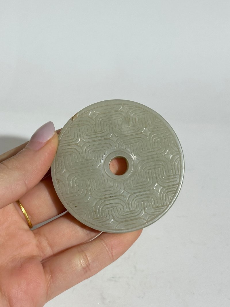 十九/二十世紀 青白玉子母獅紋佩、及青玉螭龍紋佩二枚 及座 | A GREENISH WHITE JADE 'LION AND CUB' AND A GREEN JADE 'CHI DRAGON' PENDANT - 图4