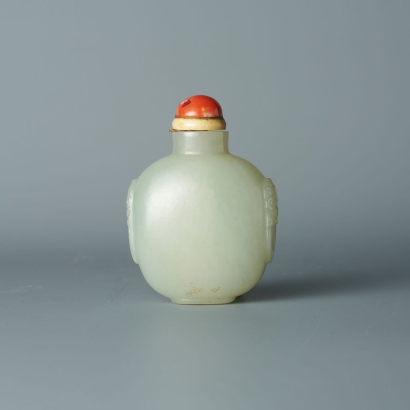 清十九世紀 青玉鋪首銜環鼻煙壺、珊瑚蓋 | A GREEN JADE SNUFF BOTTLE