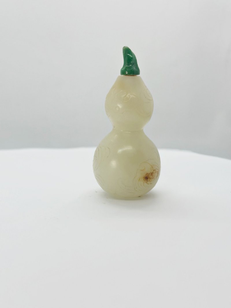 晚清 白玉匏形、黃玉鋪首銜環鼻煙壺二件 | A WHITE JADE 'DOUBLE GOURD' AND A YELLOW JADE SNUFF BOTTLE - 图4