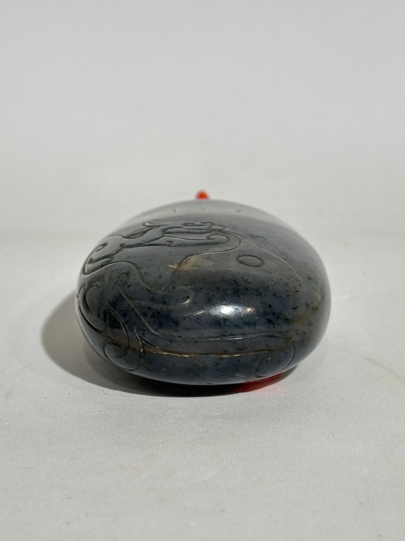 清十九世紀 黑白玉卵龍紋鼻煙壺 | A BLACK AND WHITE JADE PEBBLE 'DRAGON' SNUFF BOTTLE - 图7