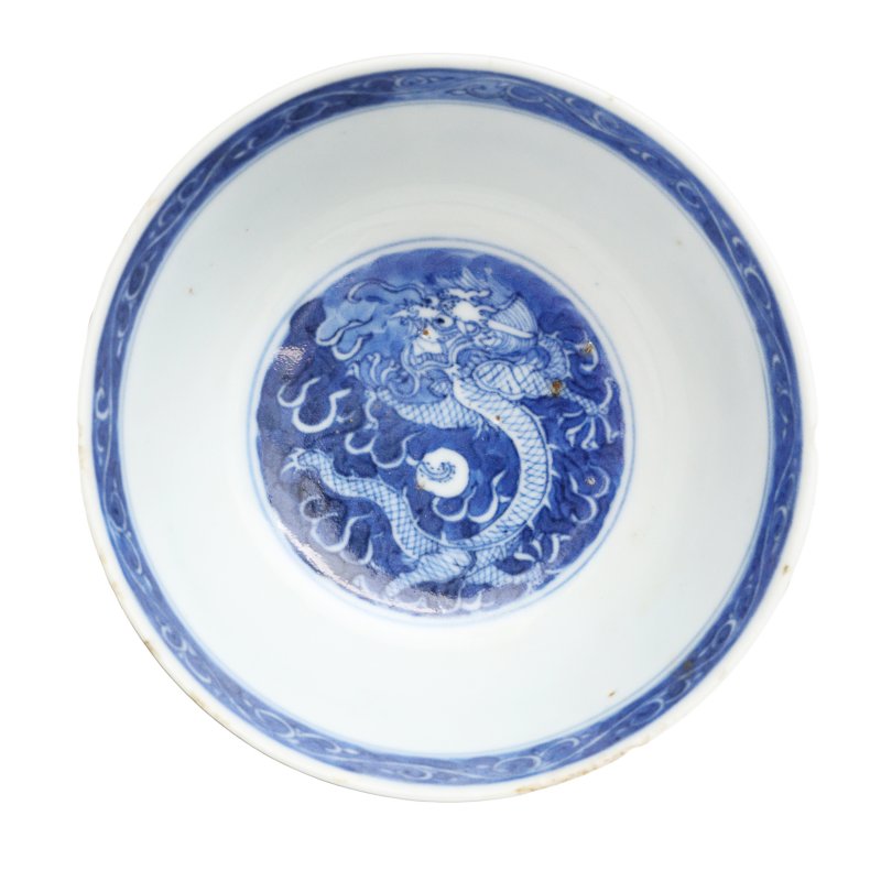 清十九世紀 青花雲龍紋盌 一組兩件 | Two Chinese blue and white 'dragon' bowls, Qing dynasty, 19th century - 图6