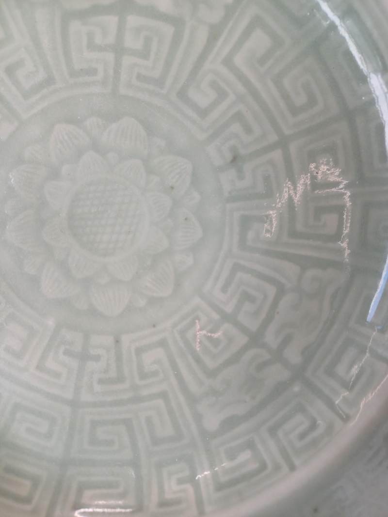清乾隆 粉青釉模印蓮紋盤 | A Chinese celadon-glazed moulded 'lotus' dish, Qing dynasty, Qianlong period - 图10