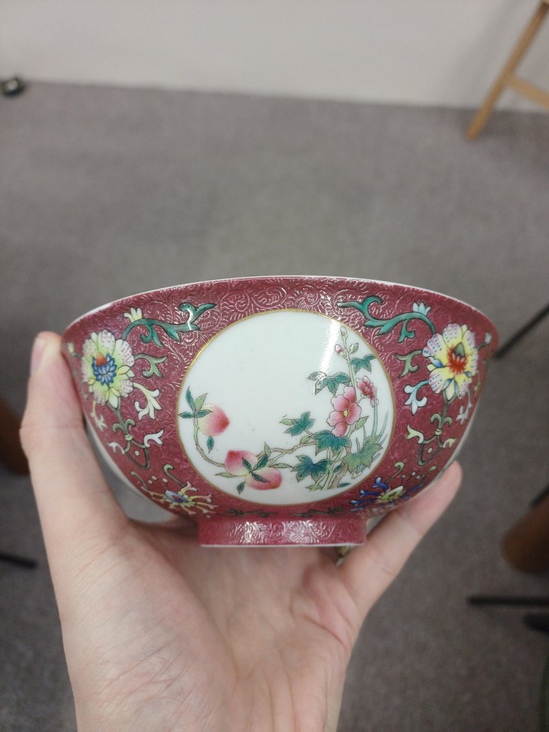 清道光 胭脂紅地軋道開光粉彩花卉紋盌 《大清道光年製》款 | Santos Collection | A fine Chinese ruby-ground sgraffiato 'medallion' bowl, Qing dynasty, Daoguang mark and period - 图18