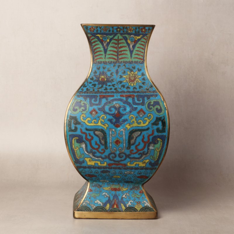 十七世紀 掐絲琺瑯掐絲掐絲銅鍍金饕餮紋方壺 | A fine Chinese cloisonné enamel and gilt-bronze 'taotie' vase, fanghu, Ming dynasty, 17th century