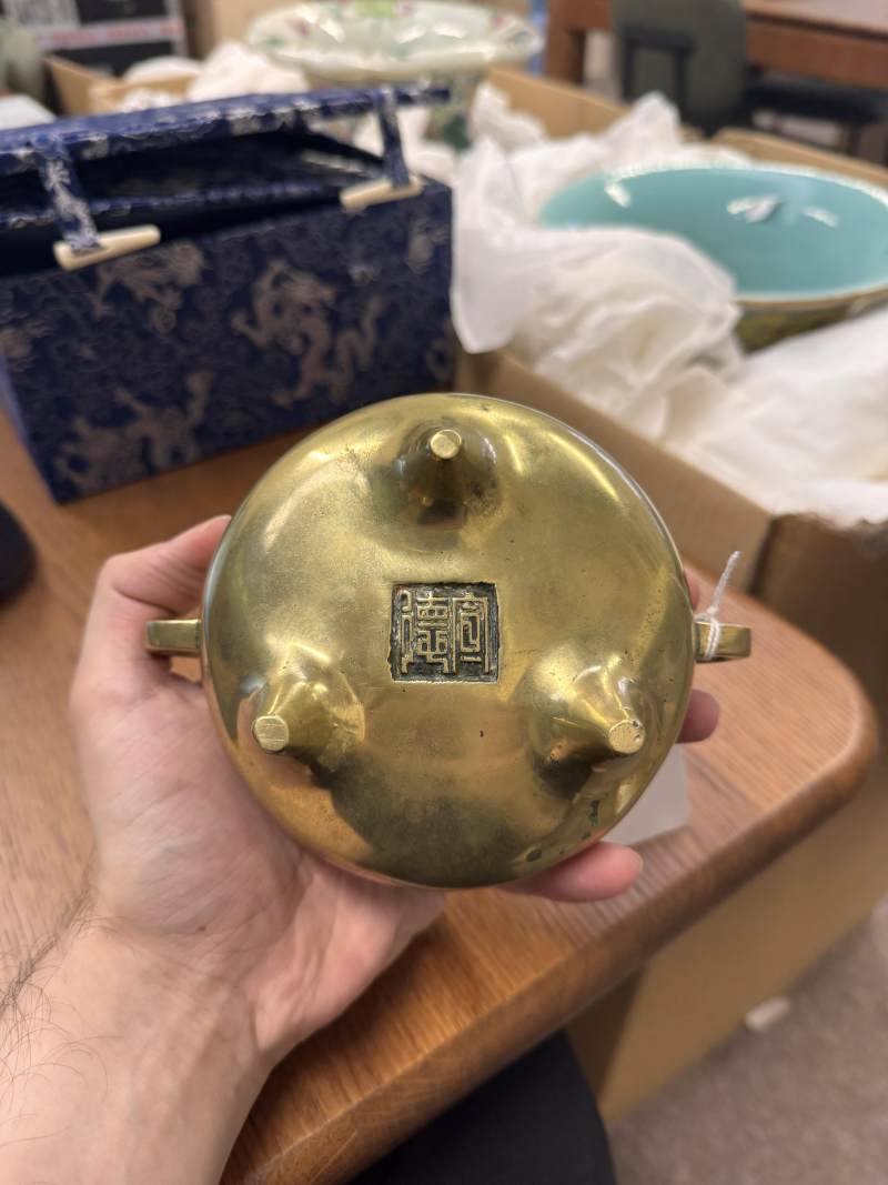 清十八/十九世紀 銅鎏金壓經三足爐《宣德》款 | A Chinese polished bronze tripod censer, Qing dynasty, 18th/19th century