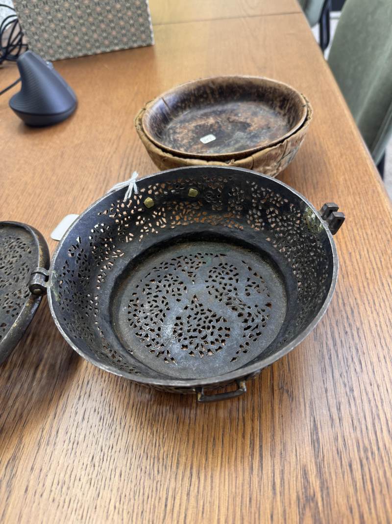 十五/十六世紀 西藏東部德格 鐵鋄金鏤空龍紋蓋盒 | A rare Tibetan gilt-damascened iron bowl box and cover, Derge, Eastern Tibet, 15th/16th century - 图10