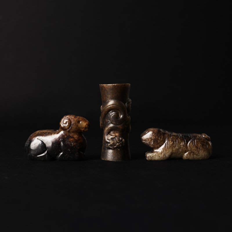 清十八/十九世紀或更早 仿古帶皮玉器一組三件 | A group of Chinese archaistic russet jades, 18th/19th century or earlier