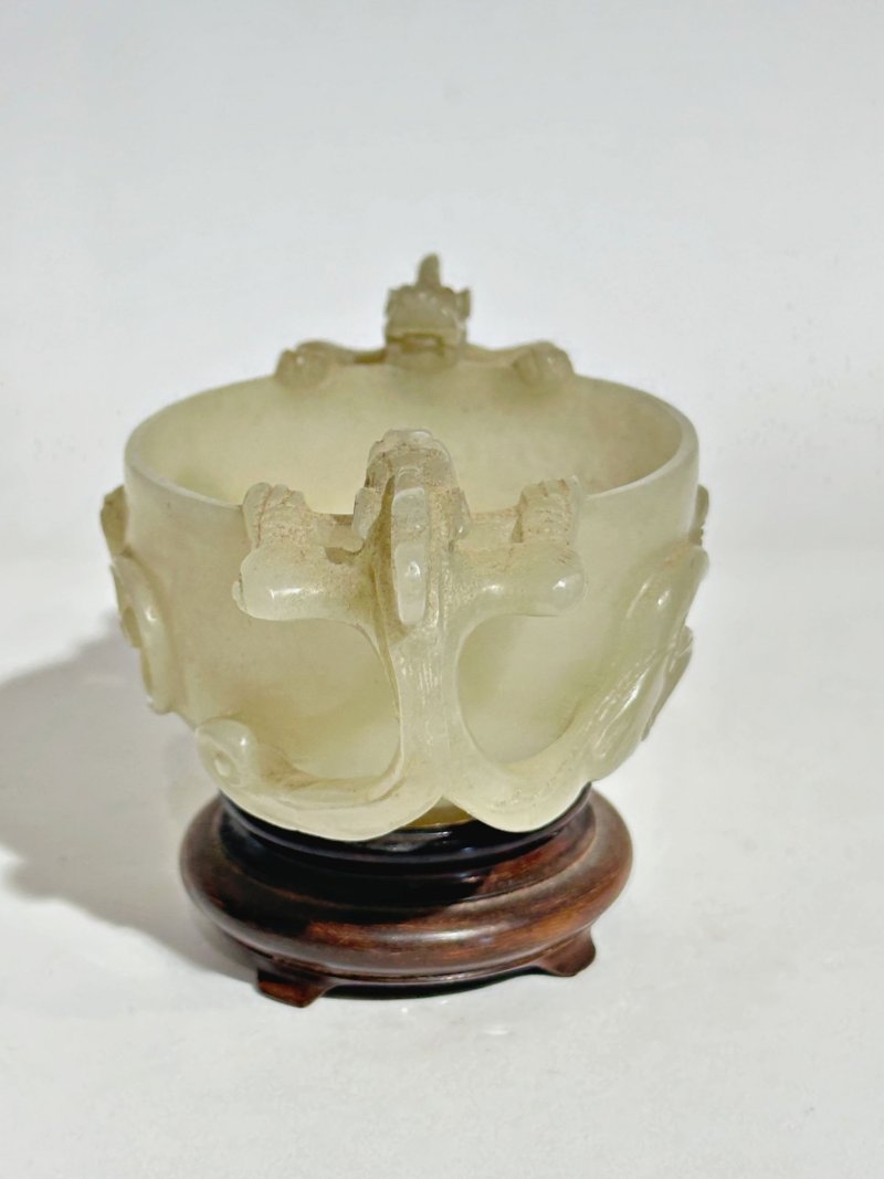 十九/二十世紀 青白玉螭龍耳杯 及座 | A PALE GREEN JADE 'CHI DRAGON' CUP - 图4
