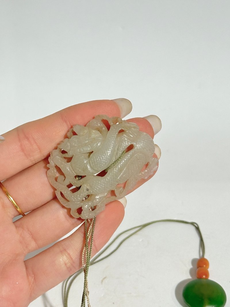 元或明 灰白玉龍紋墜 仿翠玉玻璃、蜜蠟珠 | A RETICULATED WHITE JADE 'DRAGON' PENDANT - 图3