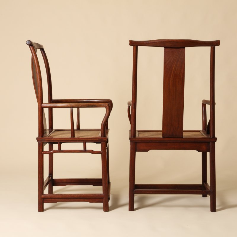 清十八世紀 花梨木四出頭官帽椅一對 | Ulrich Hausmann Collection | A pair of Chinese huali 'official's hat' yoke-back armchairs, sichutou guanmaoyi, Qing dynasty, 18th century - 图7