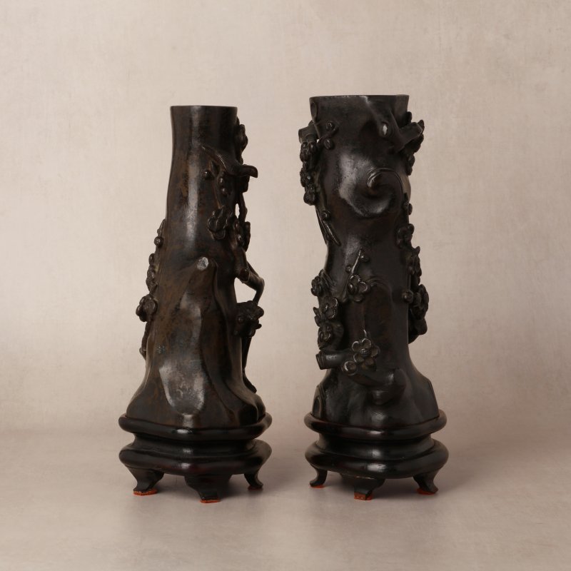 明末至清初 十七世紀 銅臘梅紋瓶一對 | A pair of Chinese bronze 'prunus' vases, late Ming-early Qing dynasty, 17th century - 图25