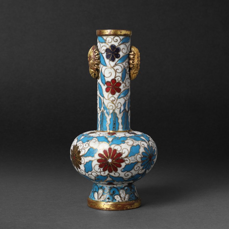 明十六/十七世紀 掐絲琺瑯掐絲菊紋銅胎鎏金瓶 《景泰年製》款 | A Chinese cloisonné enamel and gilt-bronze 'chrysanthemum' vase, Ming dynasty, 16th/17th century