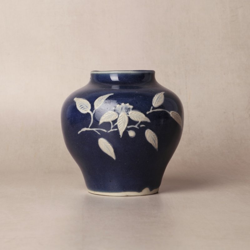 明末 漳州窯藍釉白彩罐 | Santos Collection | A Chinese Zhangzhou (Swatow) blue-glazed slip-decorated jar, late Ming dynasty - 图2