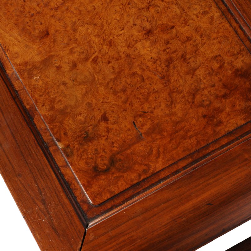 清十九世紀 紅木嵌癭木面炕桌 | A Chinese hongmu and burr wood 'kang' table, 19th century - 图4