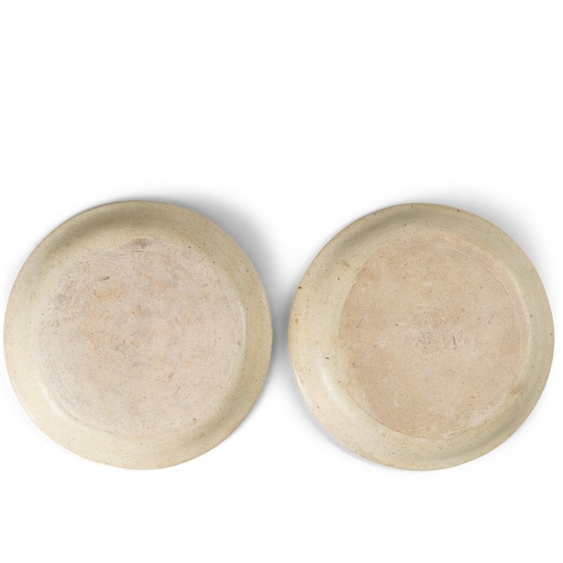 唐 三彩加藍寶相花盤一對 | A PAIR OF BLUE-SPLASHED SANCAI-GLAZED DISHES - 图2
