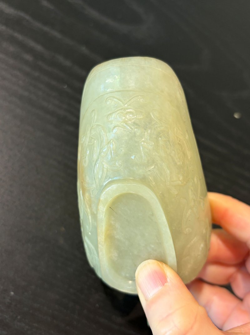 （或）十七/十八世紀 青白玉螭龍紋圈足匜 及座 | A PALE GREEN JADE 'CHI-DRAGON' POURING VESSEL, YI - 图14