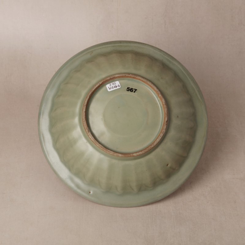 宋 龍泉窰青釉貼雙魚折沿盤 | Santos Collection | A Chinese Longquan celadon 'twin fish' moulded dish, Song dynasty - 图2