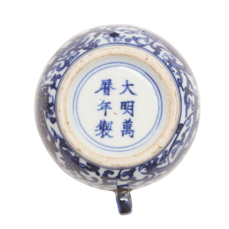 十九世紀 青花雲龍紋鳥食罐 《大明萬曆年製》款 | A Chinese Ming-style blue and white bird feeder, 19th century - 图3