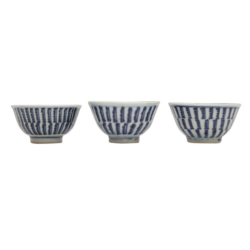 清十八 / 十九世紀 青花梵文盃一組三件 | Three Chinese blue and white 'sanskrit' cups, Qing dynasty, 18th/19th century