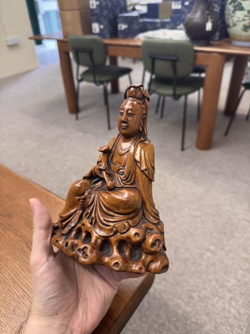 清十八/十九世紀 黃楊木雕觀音菩薩坐像 | A Chinese boxwood carved figure of Guanyin, Qing dynasty, 18th/19th century - 图6