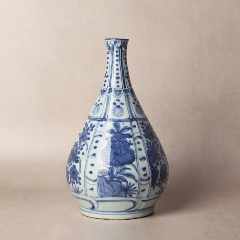 明 青花克拉克花卉紋膽瓶 | Santos Collection | A Chinese blue and white 'Kraak' bottle vase, Ming dynasty - 图9