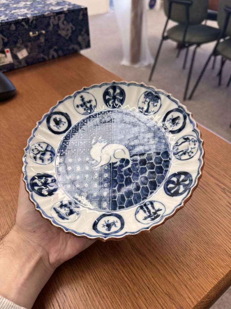 明天啟 青花古染付瑞兔圖菱花口盤 | Santos Collection | A Chinese blue and white kosometsuke 'hare' foliate dish, Ming dynasty, Tianqi period - 图2