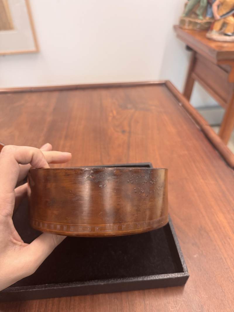 西漢 褐漆戧金瑞獸紋蓋盒 | A rare Chinese incised brown lacquer 'mythical beasts' box and cover, Western Han dynasty - 图20
