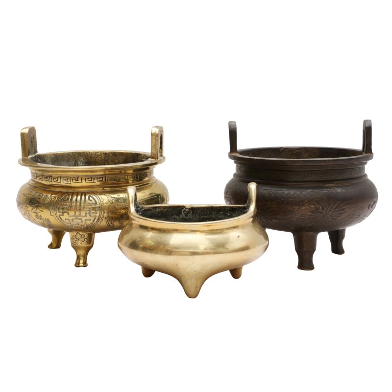 清十八/十九世紀 各式銅三足沖天耳爐一組三件 | Three Chinese gilt-bronze censers, Qing dynasty, 18th/19th century - 图2