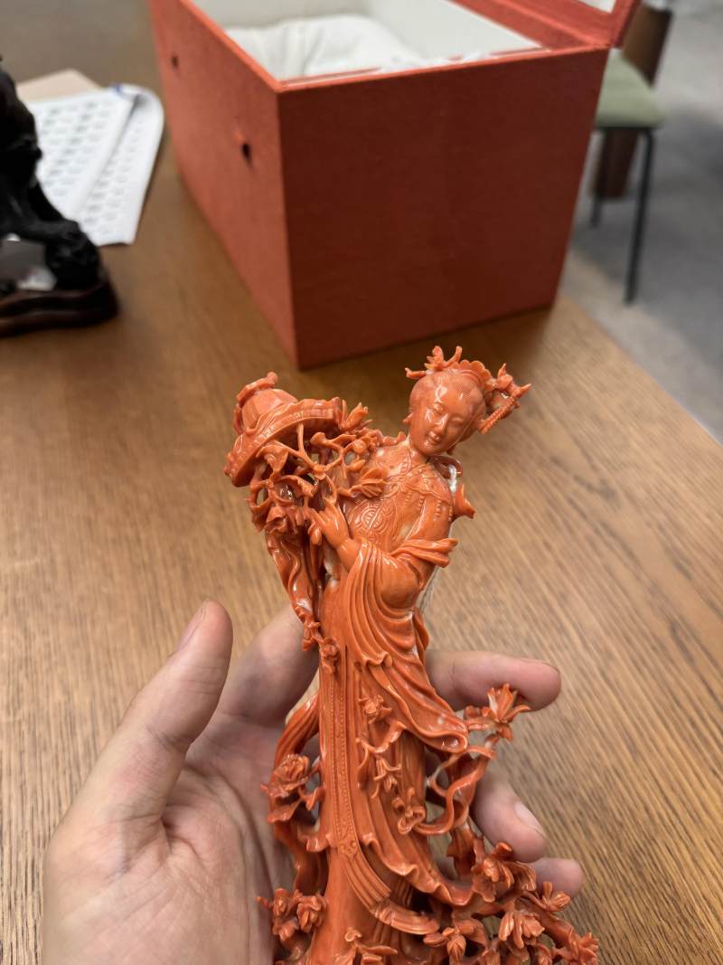 十九世紀 珊瑚雕麻姑獻壽像 | λ A fine Chinese carved coral figure of a Magu, 19th century - 图3
