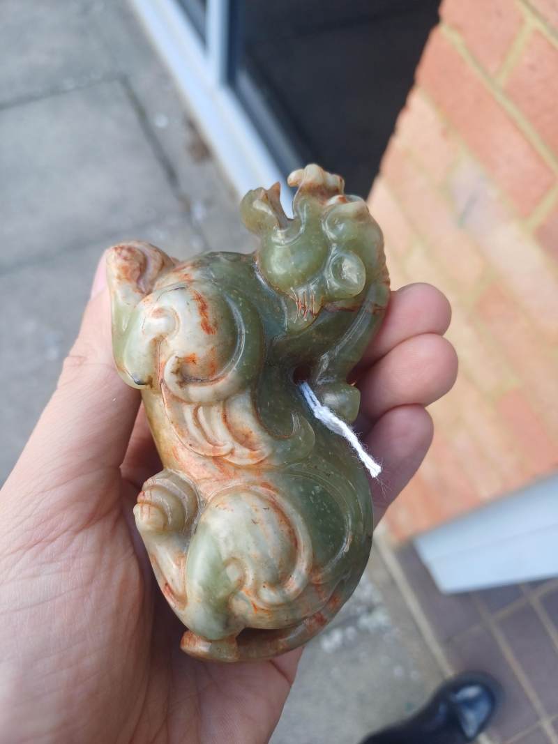 二十世紀 青玉帶皮瑞獸擺件 | A Chinese celadon and russet jade 'mythical beast' carving, 20th century - 图14