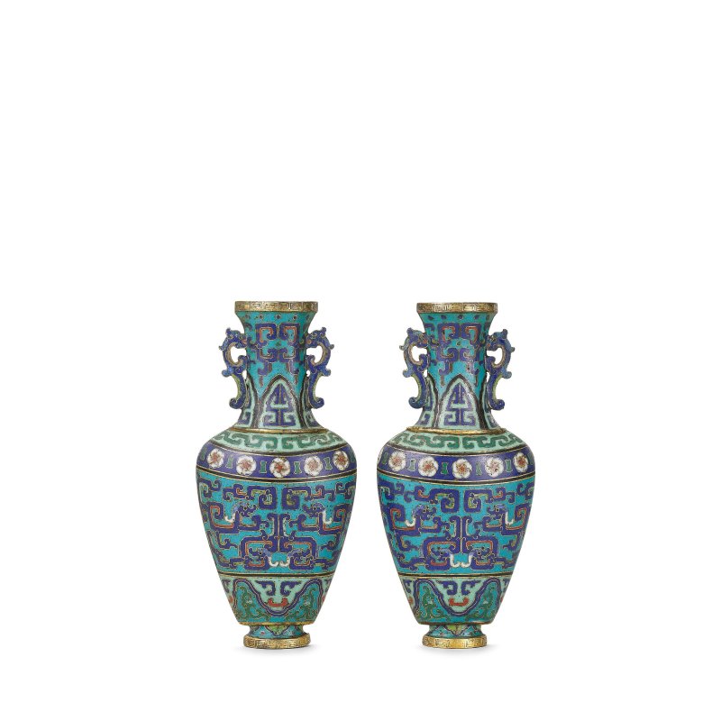清十八世紀 銅胎掐絲琺瑯仿古夔龍紋壁瓶一對 | A PAIR OF CLOISONNÉ ENAMEL 'DRAGON' WALL VASES - 图1