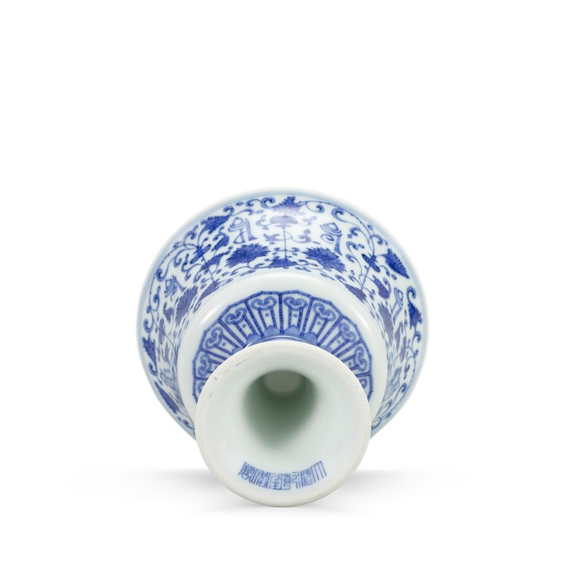 清乾隆 青花纏枝蓮托梵文高足盌 | A BLUE AND WHITE 'LANÇA-CHARACTER' STEM CUP - 图5