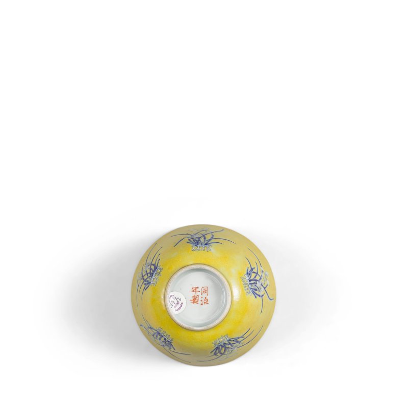 清同治 黃地粉彩水仙紋杯一對 | A PAIR OF YELLOW-GROUND BLUE ENAMELLED 'NARCISSUS' CUPS - 图4