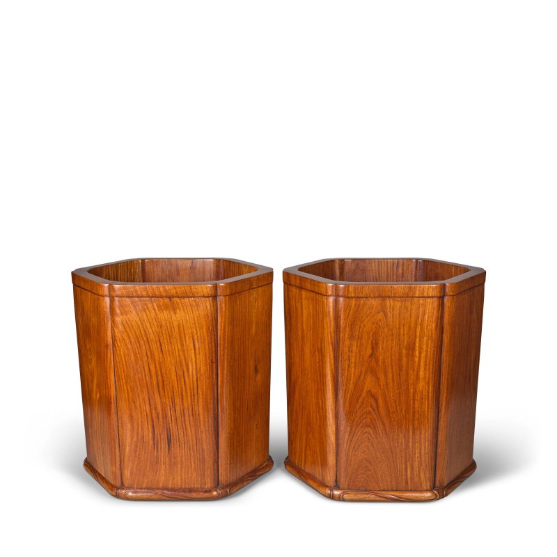 硬木八方卷缸 一組兩件 | TWO HARDWOOD HEXAGONAL SCROLLPOTS - 图1