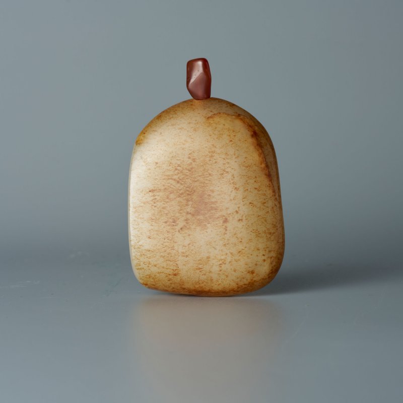 清十九世紀 白玉帶皮隨形鼻煙壺 | A WHITE AND RUSSET JADE 'PEBBLE' SNUFF BOTTLE - 图1