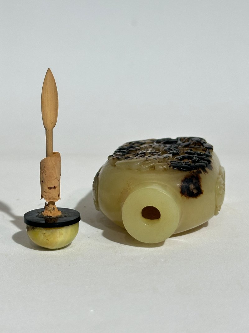 清 黃玉帶皮人物紋、沁玉山水紋鼻煙壺二件（沁玉配翡翠蓋） | A YELLOW AND RUSSET JADE AND A MOTTLED JADE 'LANDSCAPE' SNUFF BOTTLE - 图5
