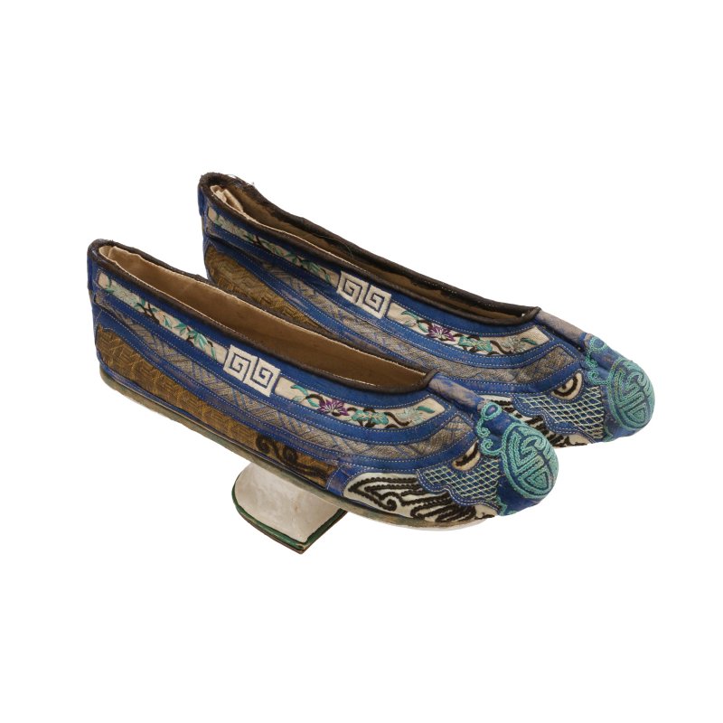 二十世紀初 刺繡花卉紋鞋一對 | A pair of Chinese silk embroidered 'flowerpot' shoes, early 20th century