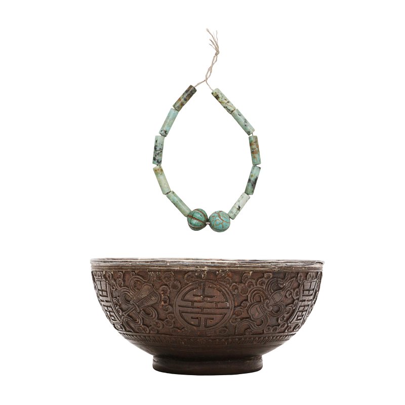 清十九世紀 椰雕盌及綠松石數珠 | A Chinese carved coconut bowl and turquoise beads, Qing dynasty, 19th century