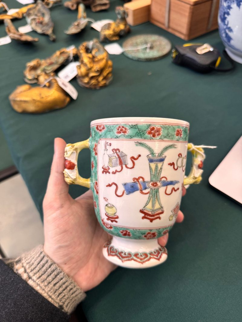清康熙 五彩博古圖蓋罐 | A Chinese famille-verte twin-handled 'hundred antiques' pot and cover, Qing Dynasty, Kangxi period - 图35