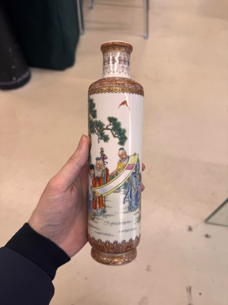 民國 粉彩松下雅聚圖筒式瓶 《懷仁堂製》款 | A fine Chinese famille-rose 'scholars' cylindrical vase, Republic period, Juren tang zhi mark - 图5