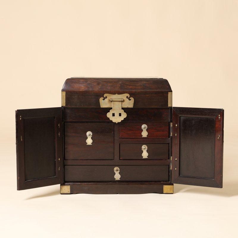 清十八世紀 紫檀官皮箱 | A fine Chinese zitan portable seal chest, guanpixiang, Qing dynasty, 18th century - 图4