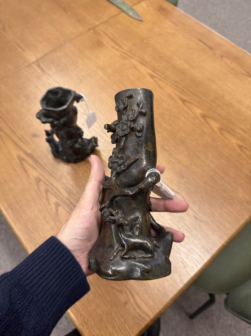 明末至清初 十七世紀 銅臘梅紋瓶一對 | A pair of Chinese bronze 'prunus' vases, late Ming-early Qing dynasty, 17th century - 图5