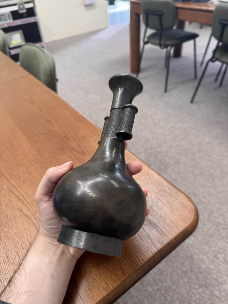 明 銅錯銀貫耳壺 | A Chinese bronze and silver-inlaid 'arrow' vase, Ming dynasty - 图3