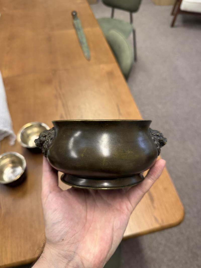 清十八至十九世紀 銅獅耳爐 《許氏聖威家藏》款 | A Chinese bronze bombé censer, Qing dynasty, 18th-19th century - 图16