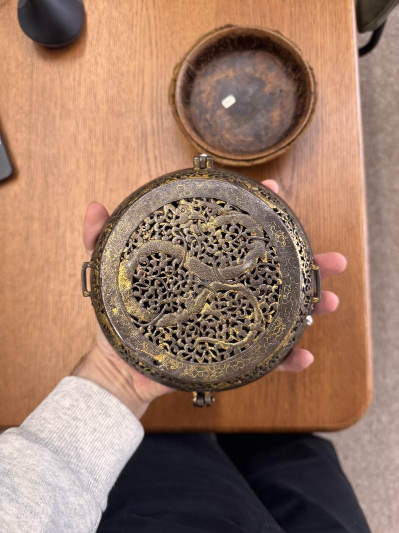 十五/十六世紀 西藏東部德格 鐵鋄金鏤空龍紋蓋盒 | A rare Tibetan gilt-damascened iron bowl box and cover, Derge, Eastern Tibet, 15th/16th century - 图20