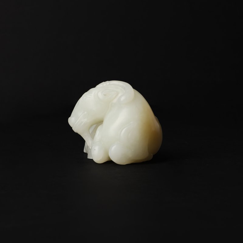 二十世紀 青白玉雕羊擺件 | A Chinese pale-celadon jade carving of a ram, 20th century - 图2