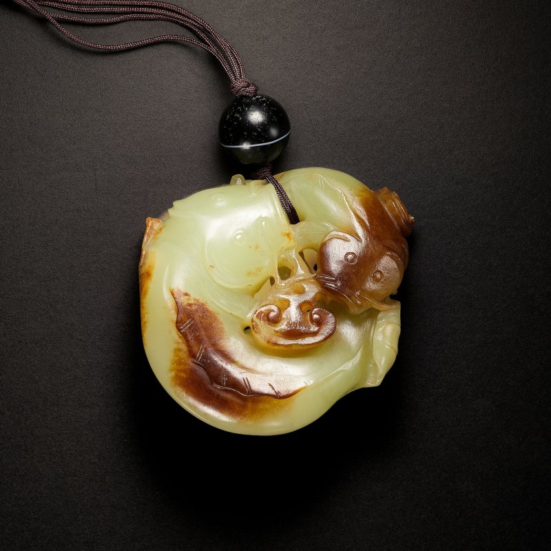 十九世紀 黃玉帶皮「年年如意」紋佩 | A YELLOW JADE 'CATFISHES' PENDANT - 图1