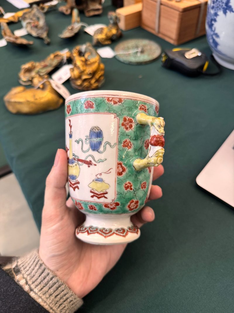 清康熙 五彩博古圖蓋罐 | A Chinese famille-verte twin-handled 'hundred antiques' pot and cover, Qing Dynasty, Kangxi period - 图16